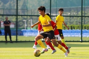 杏彩体育官网- 卡昂青训营再出天才，17岁小将跳级入选一线队  
