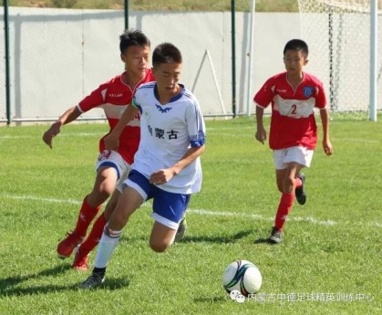 杏彩体育平台- 弗赖堡主帅获最佳教练，团队足球备受赞誉  